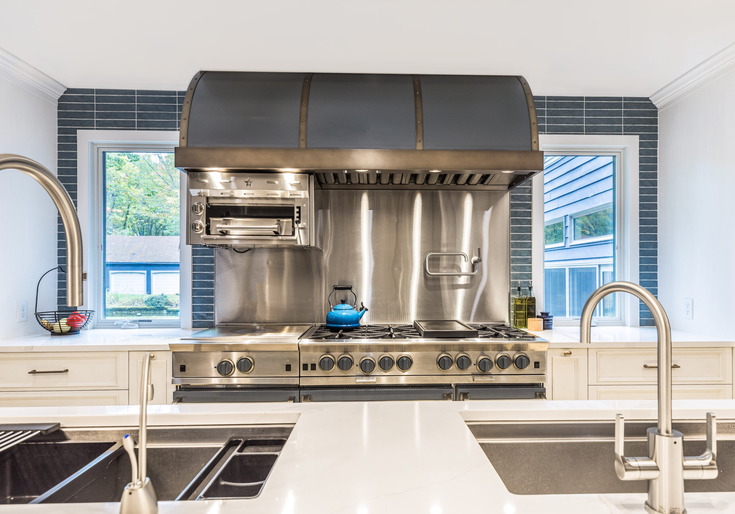 The Ultimate Luxury Kitchen Gifts Idea Guide for 2024 - decorcabinets.com, image size:2560x1791